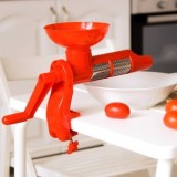 Storcator de rosii, cu actionare manuala, sita din inox, cu dispozitiv de fixare pe masa, din plastic rezistent si inox, rosu