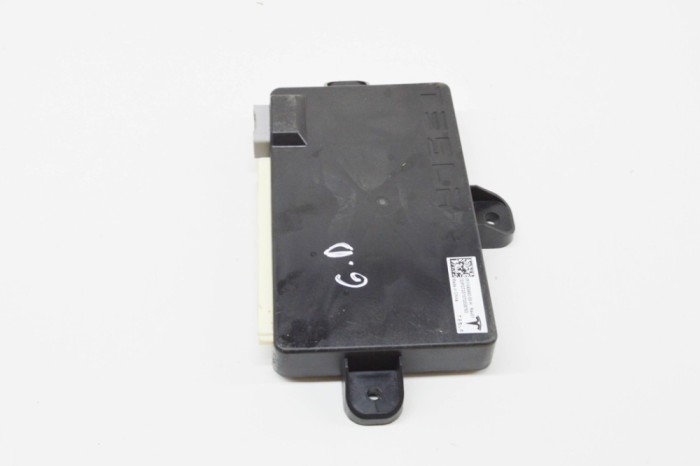 Modul de control ușă dreapta spate TESLA MODEL X 2020 OEM: 1045490-00-H 21027637