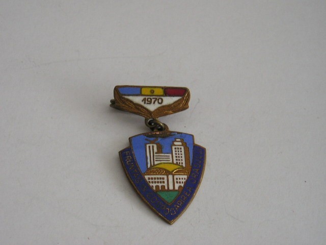 QW9 L 6 - Insigna - tematica comunism - Fruntas in gospodarirea orasului an 1970
