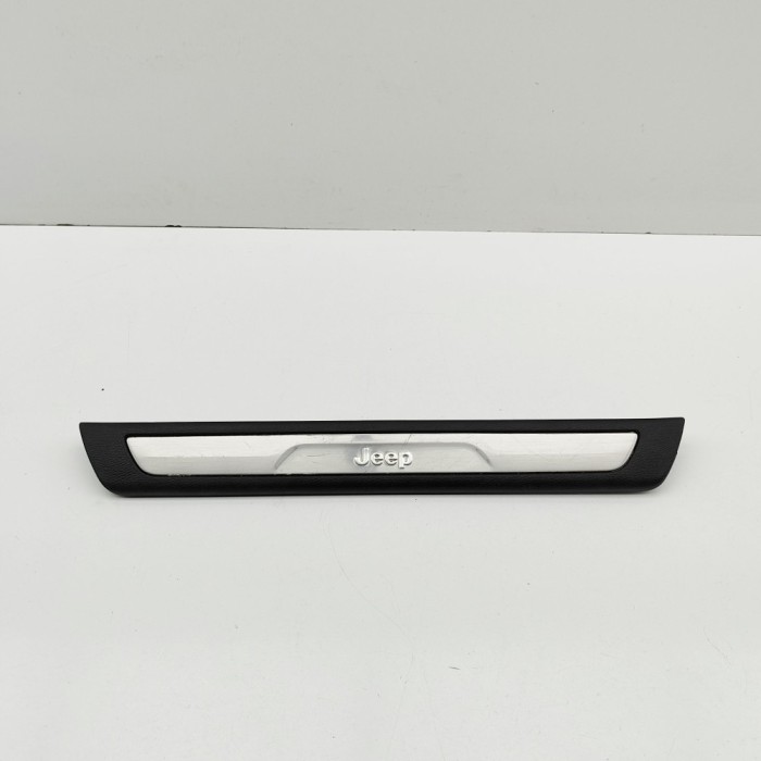 Ornament prag dreapta față JEEP GRAND CHEROKEE IV WK, WK2 2015 OEM: 1NC80DX9AB,P1NC80DX9AB,101037020BLR