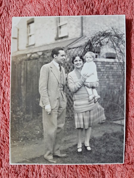 Fotografie, Geo (dr. Litarczek, parintele radiologiei romanesti), impreuna cu parintii la Cambridge, 1926