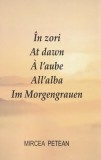 &Icirc;n zori. At dawn. &Agrave; l&rsquo;aube. All&rsquo;alba. Im Morgengrauen - Paperback brosat - Mircea Petean - Limes