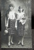 Fotografie tip carte postala, doua tinere in port traditional, 1928