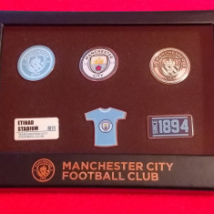 Lot 6 insigne fotbal in cutie - MANCHESTER CITY FC (produs oficial-nou)