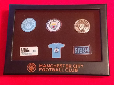 Lot 6 insigne fotbal in cutie - MANCHESTER CITY FC (produs oficial-nou) foto