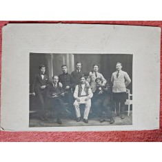 Fotografie tip CDV, grup de barbati, perioada interbelica