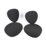 Cercei negri cu forme neregulate si design minimalist