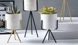 Cumpara ieftin Vaza Masca Ceramica cu Suport Metalic, Ghiveci Decorativ Interior, 20cm, Negru/Auriu