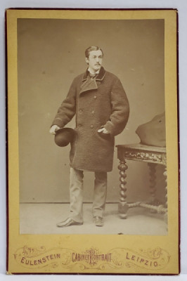 FOTOGRAF EULENSTEIN , LEIPZIG , DOMN CU PALTON IN STUDIO , FOTOGRAFIE CABINET , 1874 foto