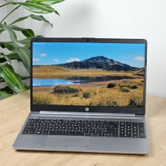 Laptop Refurbished, HP 255 G8, Procesor RYZEN 5 3500U, Memorie RAM 8 GB, SSD 256 GB NVME, Windows 10 Pro, DVD/RW, Webcam, US/UK, Ecran 15.6 inch
