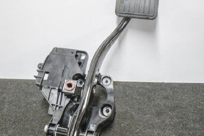 Pedala de fr&acirc;nă TESLA MODEL 3 2018 OEM: 1044691-00-D 11204594