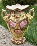 VAZA VECHE DIN MAJOLICA, MODEL CU DOUA ANSE SI IMAGINI PE DOUA FETE
