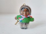 Jucrie veche figurina Eschimos Made in West Germany, cu lant de breloc, eticheta originala pe talpi, cauciuc, 5.5cm inaltime