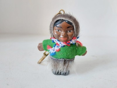 Jucrie veche figurina Eschimos Made in West Germany, cu lant de breloc, eticheta originala pe talpi, cauciuc, 5.5cm inaltime foto