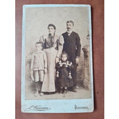 Fotografie familie cu 2 copii, pe carton, sfarsit de secol XIX