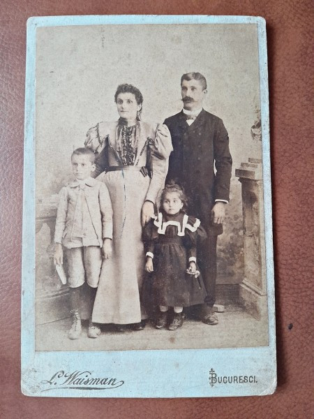 Fotografie familie cu 2 copii, pe carton, sfarsit de secol XIX