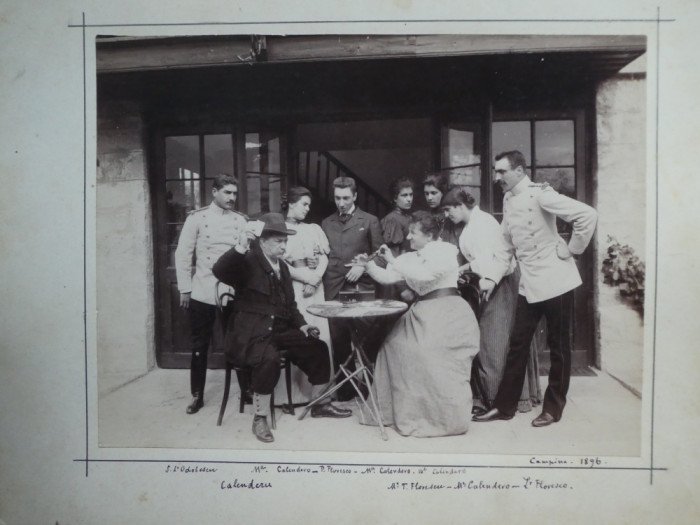 Fotografie mare pe carton, Lt. Manu , Lt. Odobescu , Lt. Florascu, Kalinderu la Campina in 1896, la un joc de carti