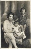 P3101N Femeie cu copii, studio Foto Arta N Ioanid, Constanța, perioada interbelică