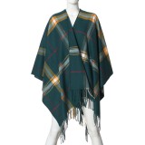 Poncho verde cu imprimeu in carouri si franjuri