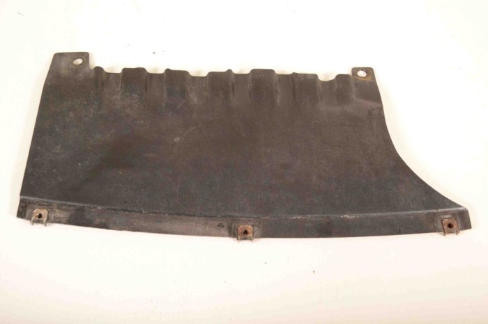 Scut motor central spate BMW 1 E87 2011 OEM: 7118162