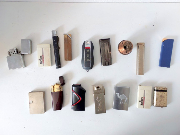 Lot 16 brichete metalice de colectie, Zippo, Marlboro, Camel, Next, Playboy, etc