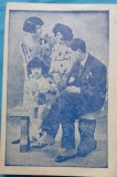 Fotografie tip Carte postala, familie, parinti cu doi copii, perioada interbelica
