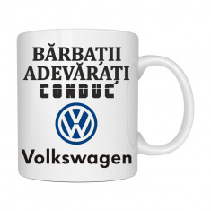 Cana personalizata ?Barba?ii adevara?i conduc VOLKSWAGEN?, auto, alba, 330 ml Galben interior foto