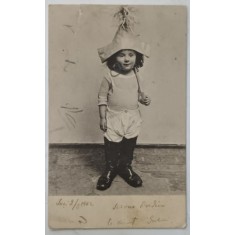 BAIETEL CU COIF DE HARTIE , IN STUDIO , FOTOGRAFIE COMICA , FORMAT CARTE POSTALA , CLASICA , DATATA 1902