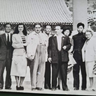 G. Călinescu - Pekin 1953 - Eugen Frunză și soprana Lucia Stănescu. 50 lei foto