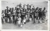 P3051N La mare pe litoralul rom&acirc;nesc, fotografie de grup, perioada interbelică
