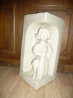 Sculptura decorativa dintr-o soba teracota de sec.XIX - Fata cu ulcior si flori foto