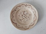 Farfurie ceramica, anii 80, lucrata manual, 15cm diametru, cu agatatoare