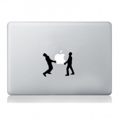 Men holding Apple sticker laptop foto