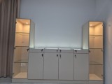 Set mobilier comercial / Vitrine sticlă și pult expozițional cu iluminare LED și chei