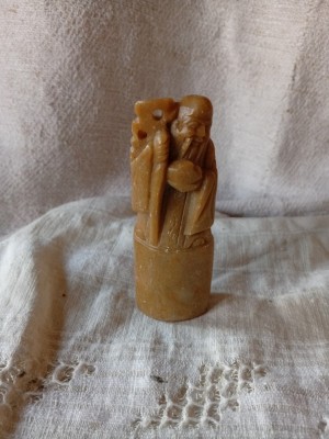 China sigiliu vechi , călugăr caligraf sculptura in piatra h = 9 cm foto