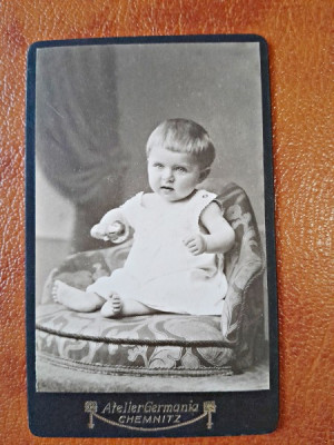 Fotografie pe carton, copil, perioada interbelica foto