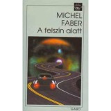 A felsz&iacute;n alatt - Michael Faber