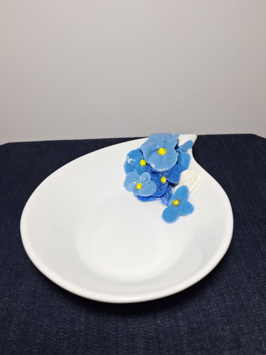 Bomboniera, recipient din portelan, decorata cu floricele albastre din clei