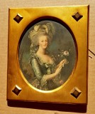 F953-I-Aplica veche Regina Maria Antoaneta foto oval alama aurita sticla bombata