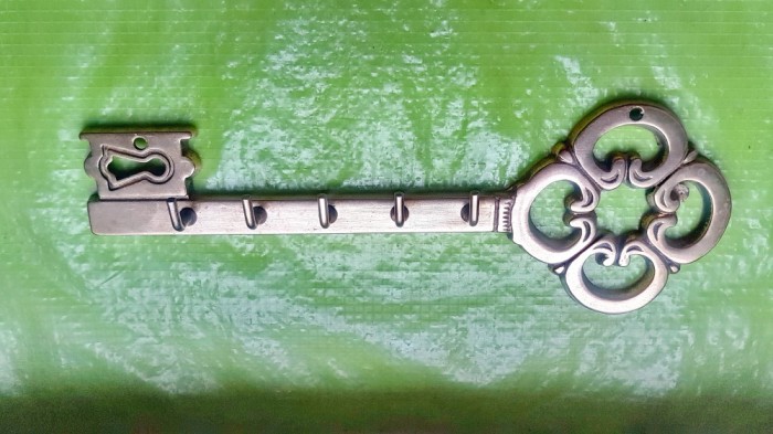 G159-Frumos cuier mic tip cheie bronz aurit in stare foarte buna. Robust, solid.