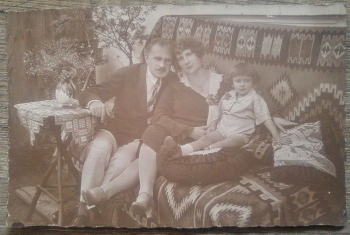 Fotografie de familie, interior burghez// tip CP, 1929