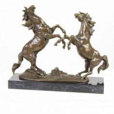 Cai luptandu-se - statueta din bronz cu un soclu din marmura XT-82