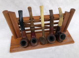 Suport din lemn pentru pipe cu patru pipe si o lingurita de lemn si maner din os