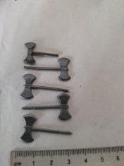 bnk jc Lot arme pentru figurine cavaleri - topor dublu - Timpo , Britains etc