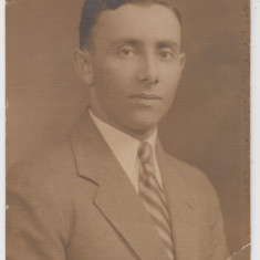 M1 A 6 - FOTO - Fotografie foarte veche - domn cu cravata - anii 1950