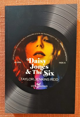 Daisy Jones &amp;amp; The Six. Editura Corint, 2021 - Taylor Jenkins Reid foto