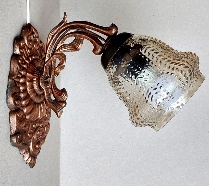 Aplica luminoasa de perete stil Art Nouveau, lampa vintage din fonta cu abajur fumuriu, functionala