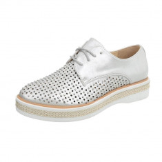 Pantofi trendy, de culoare argintie, cu aplicatii decorative foto