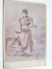 A742- Foto Arad anul 1898-Femeie epoca pe Bicicleta-CDV Kabinet Kossak Jozsef. foto