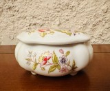 CASETA DIN PORTELAN - DECOR CU FLUTURI SI FLORI H6CM